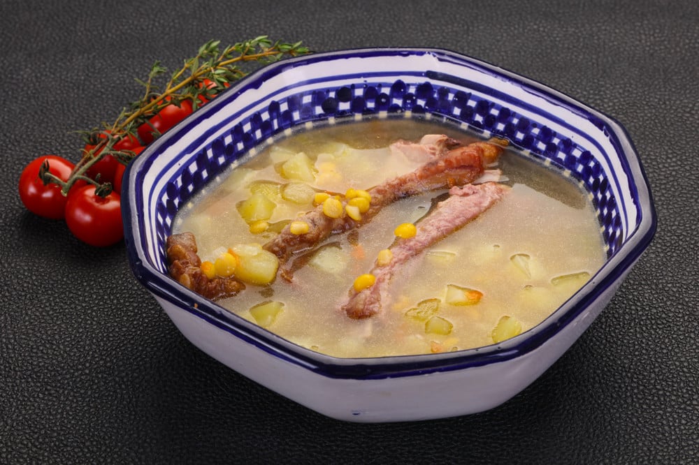 Erbsensuppe mit geräucherten Rippchen und Gemüse