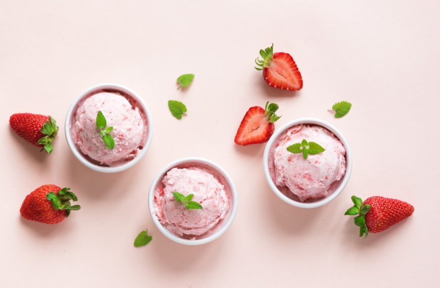 Erdbeer-Bananen Eis mit Milch und Vanille – Kalte Nachspeise