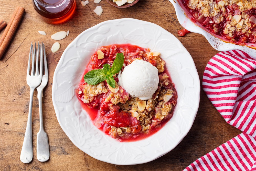 Erdbeer Crumble Dessert mit Haferflocken und Mandeln