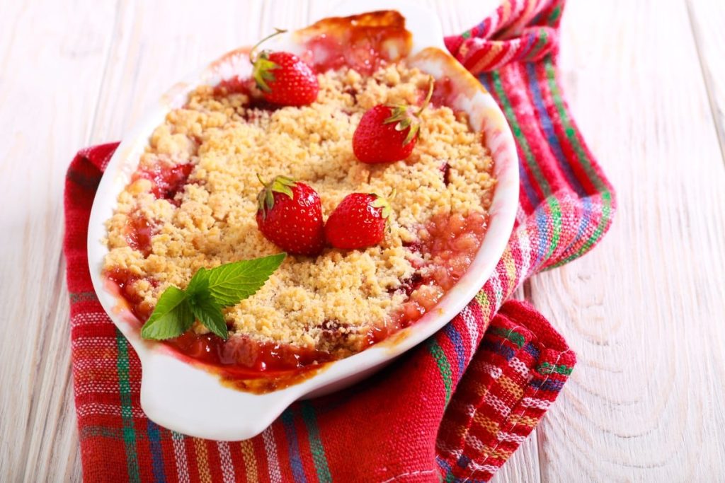 Erdbeer Crumble mit Streuseln – Erdbeer Dessert mit Streuselteig im Ofen