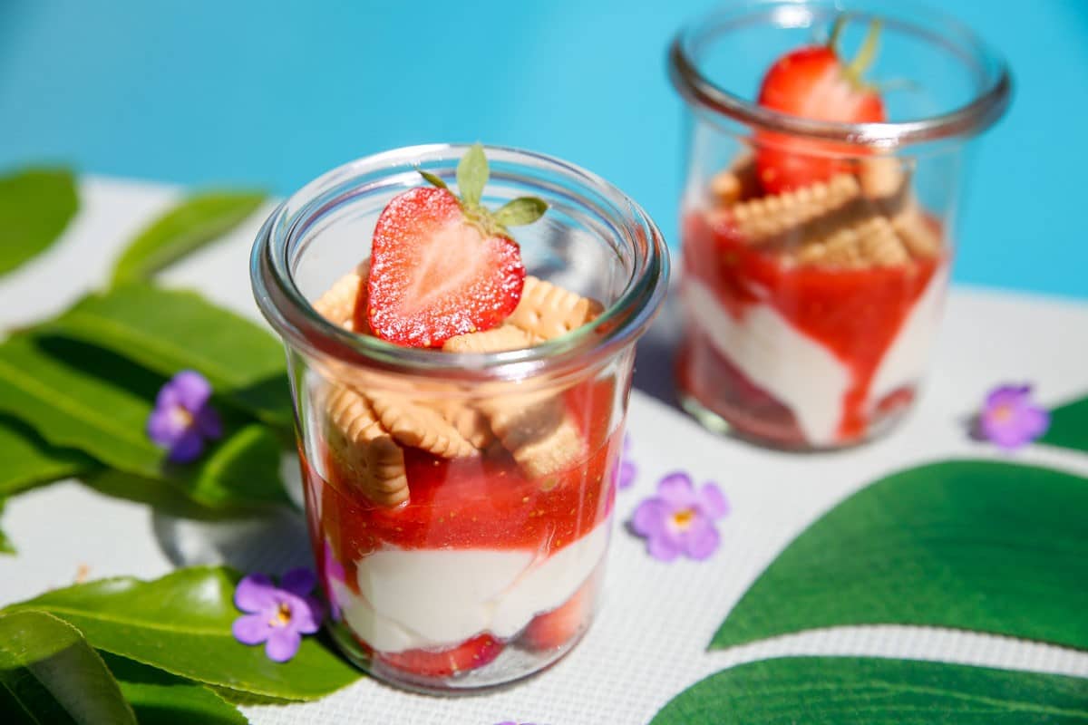 Erdbeer Dessert im Glas mit Butterkeksen und Quark