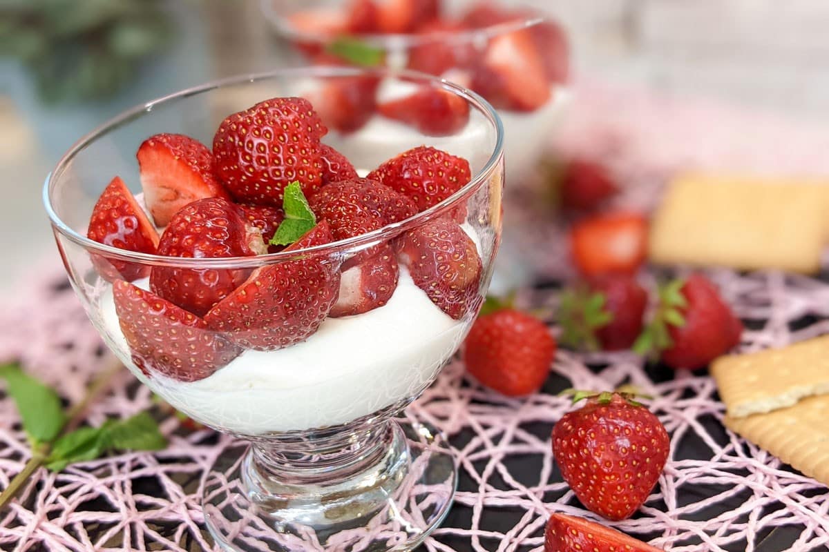 Erdbeer Dessert im Glas mit Quark und Keksen