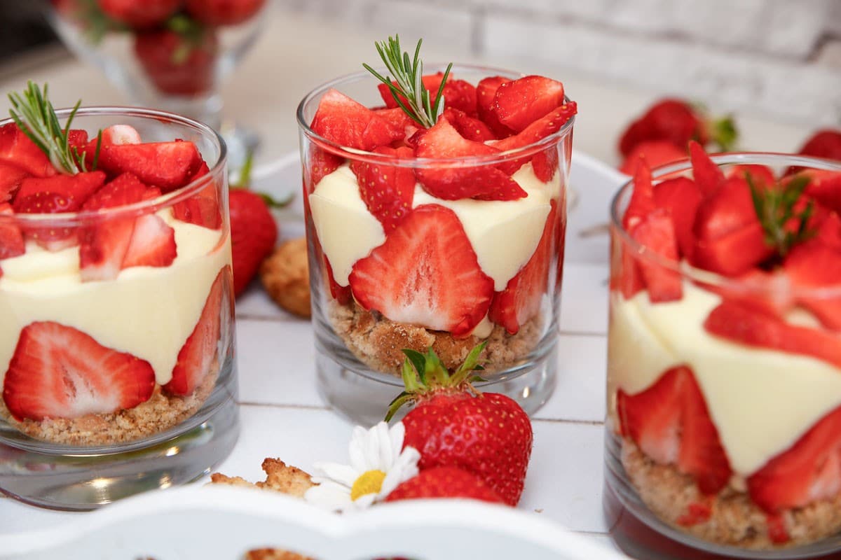 Erdbeer Dessert mit Haferkeksen und Vanillecreme