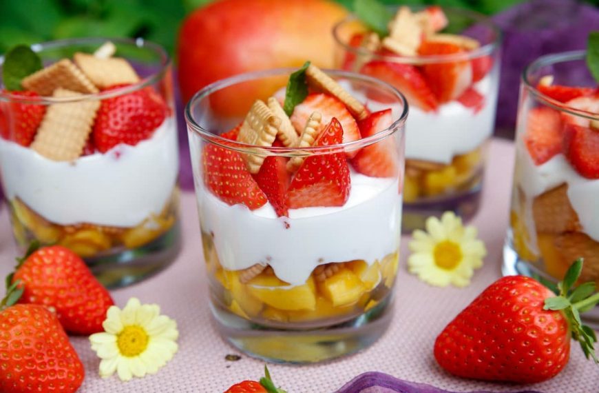 Erdbeer Dessert mit Mango, Keksen und Quarkcreme