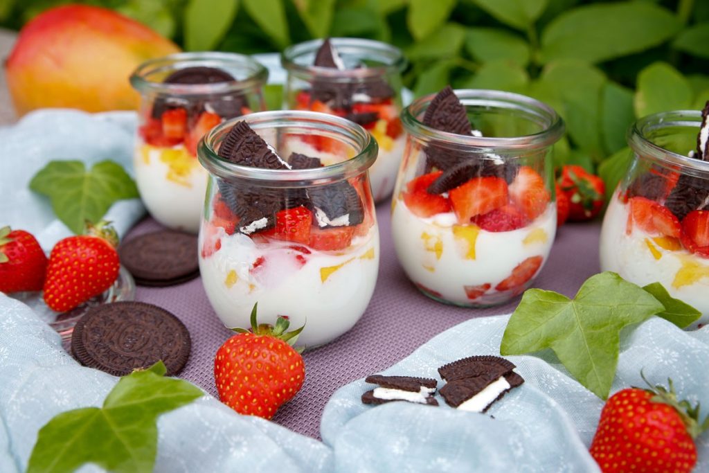 Erdbeer Dessert mit Mango, Oreo Keksen und Joghurt