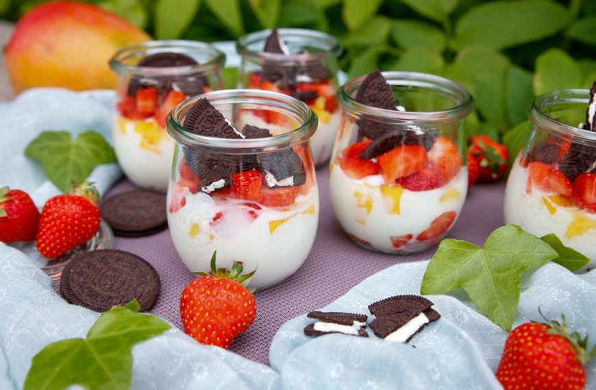 Erdbeer Dessert mit Mango, Oreo Keksen und Joghurt