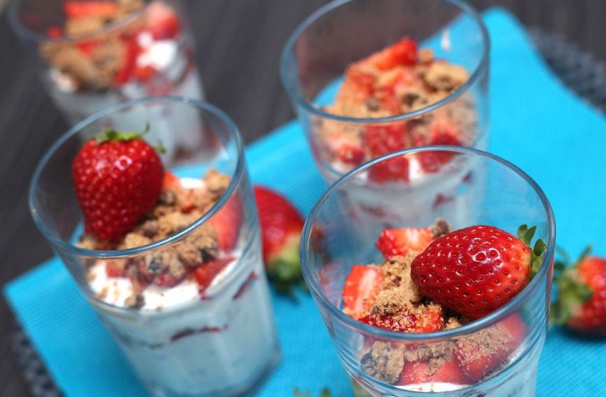Erdbeer Dessert mit Quark und Cookies