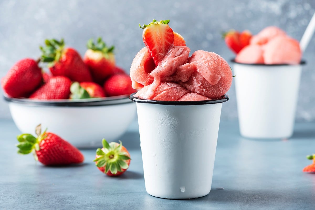 Erdbeer Eis aus gefrorenen Bananen und Erdbeeren selber machen