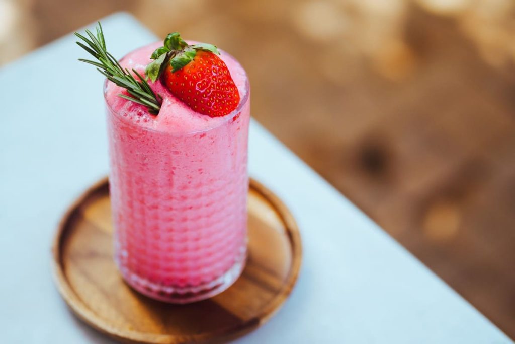 Erdbeer Frappé mit Milch und Joghurt für Sommer