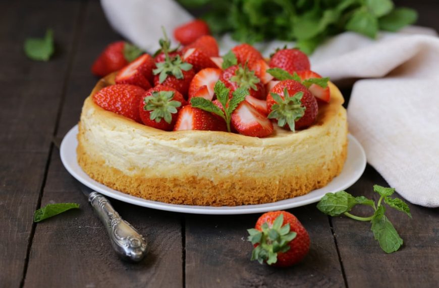 Erdbeer Käsekuchen mit Keksboden – Zarter Käsekuchen aus Hüttenkäse