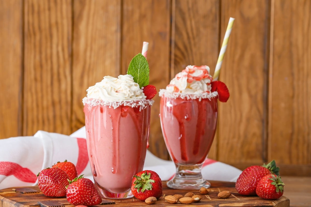 Erdbeer Milchshake mit Sahne und Orangensaft