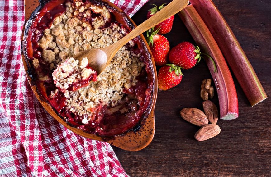 Erdbeer Rhabarber Crumble mit Streuseln und Haferflocken