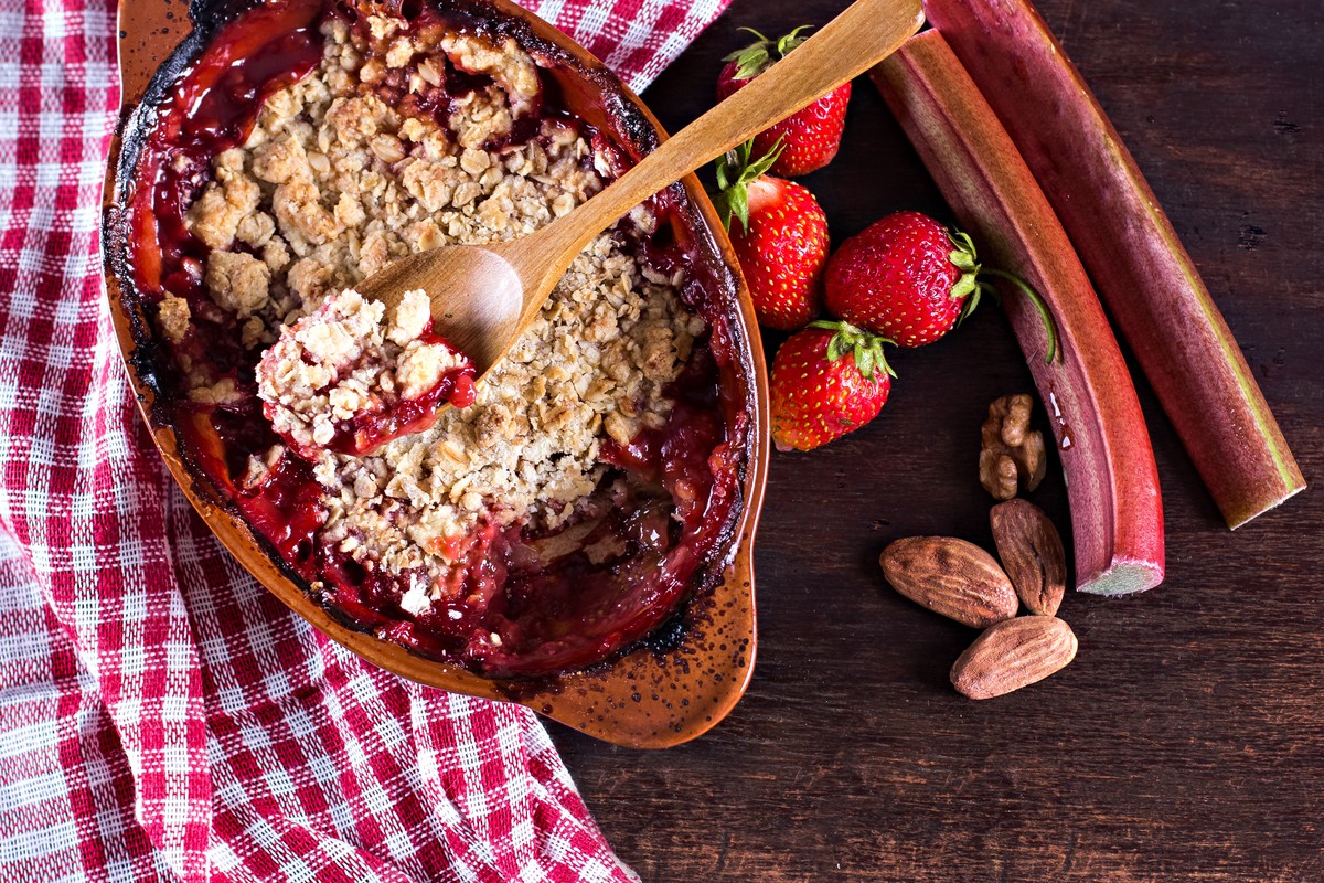 Erdbeer Rhabarber Crumble mit Streuseln und Haferflocken