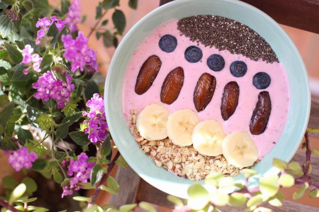 Erdbeer Smoothie Bowl mit Chia, Mandeln und Datteln