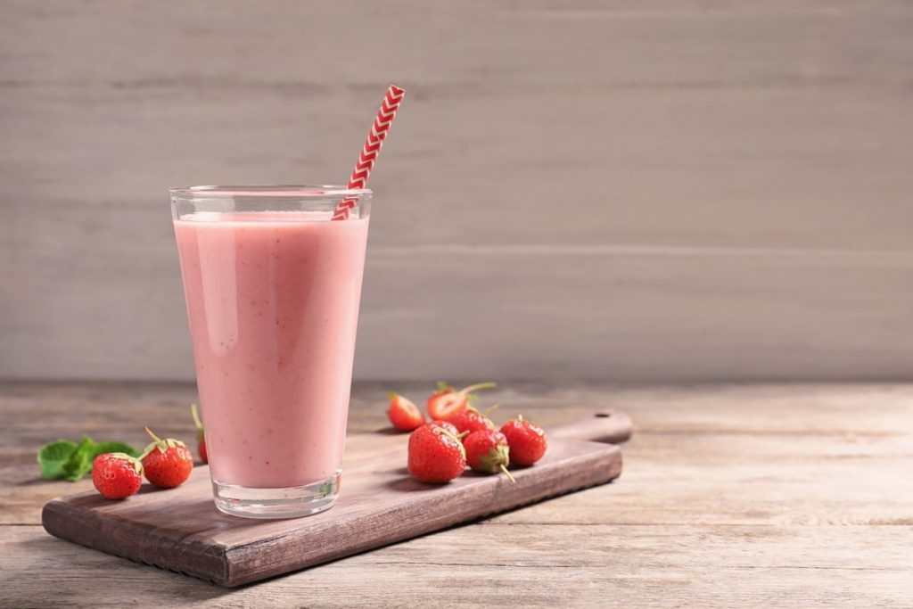 Erdbeer Smoothie aus frischen Erdbeeren, Milch und Joghurt