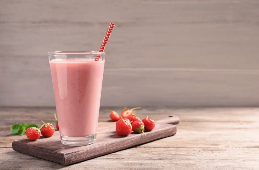 Erdbeer Smoothie aus frischen Erdbeeren, Milch und Joghurt