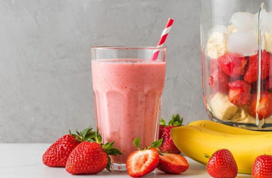 Erdbeer Smoothie mit Banane, Haferflocken, Joghurt und Hafermilch