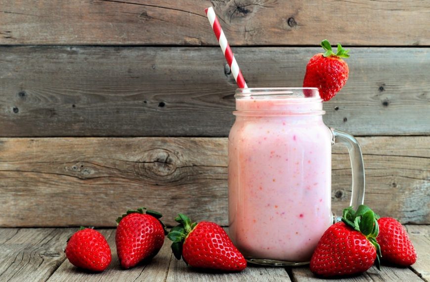 Erdbeer Smoothie mit Joghurt und Eiscreme