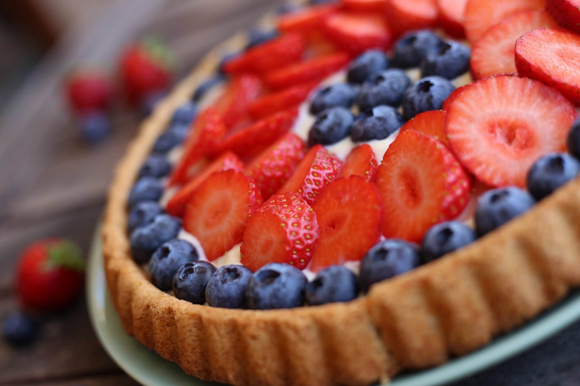 Erdbeer Tarte aus Mürbeteig mit Blaubeeren und Pudding