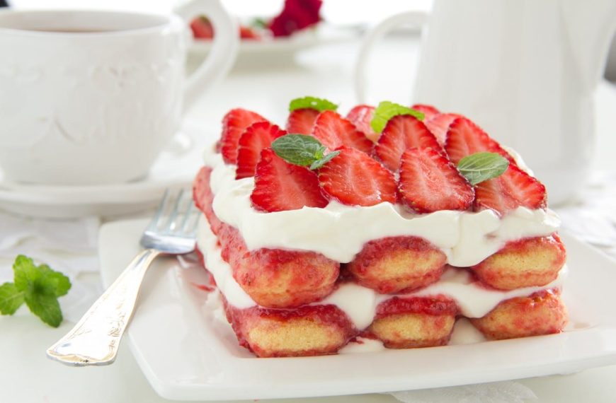 Erdbeer Tiramisu Dessert mit Mascarpone und Löffelbiskuits