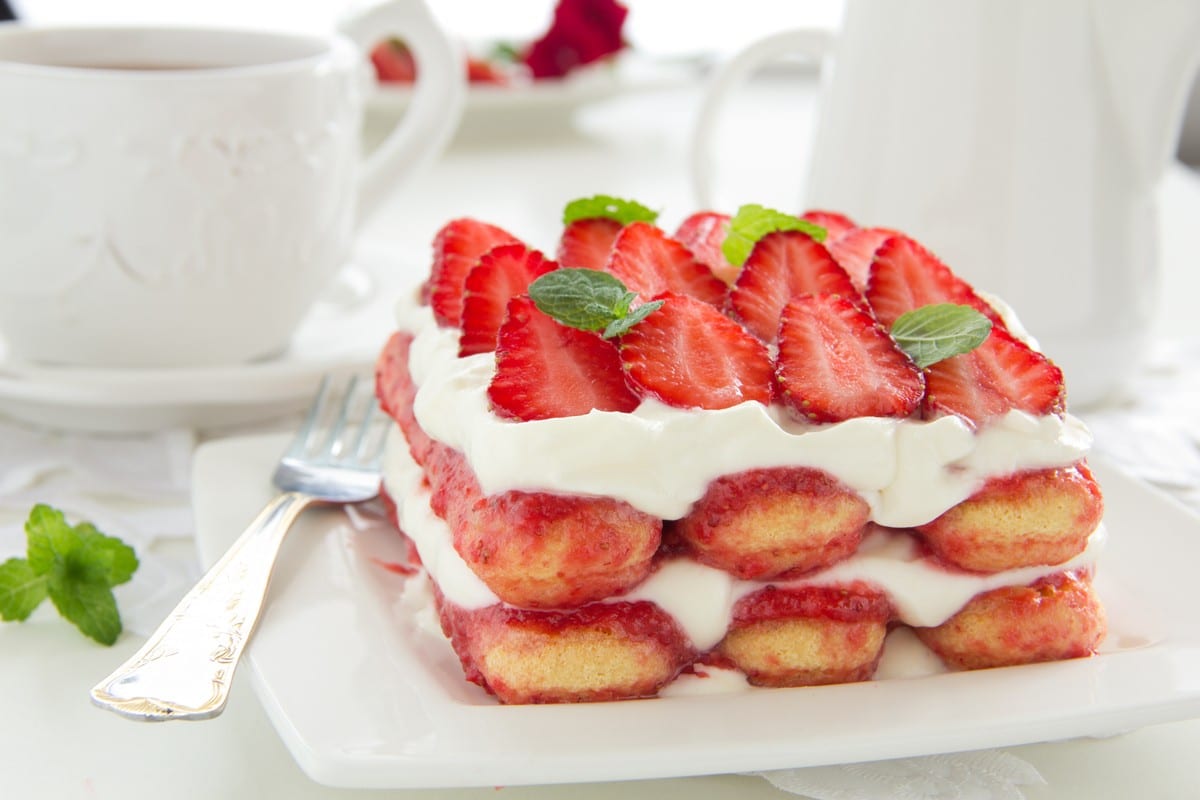 Erdbeer Tiramisu Dessert mit Mascarpone und Löffelbiskuits