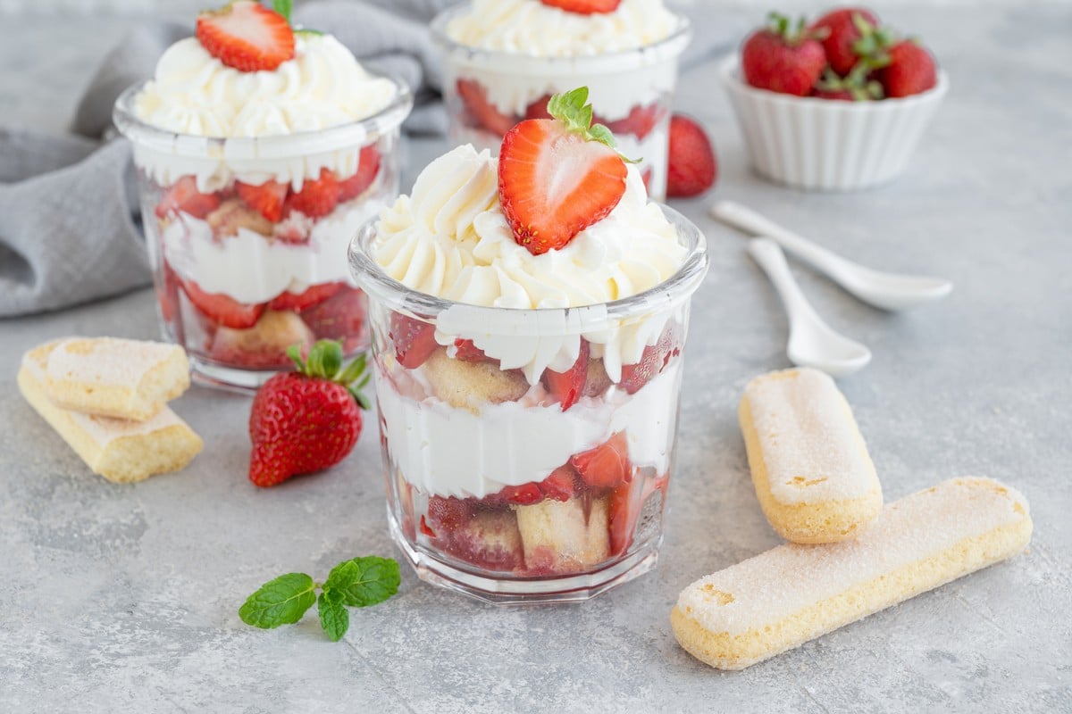 Erdbeer Tiramisu im Glas mit Mascarpone und Eierlikör