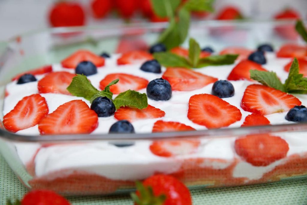 Erdbeer Tiramisu mit Quark, Heidelbeeren und Löffelbiskuits