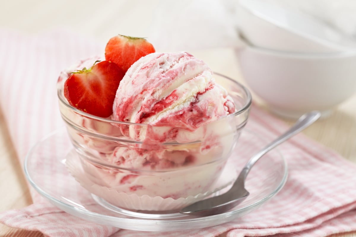 Erdbeereis als Nachspeise mit Käsekuchengeschmack