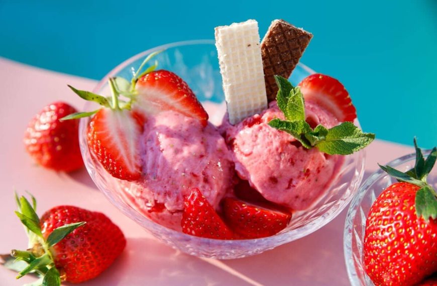 Erdbeereis mit Joghurt und Sahne selber machen
