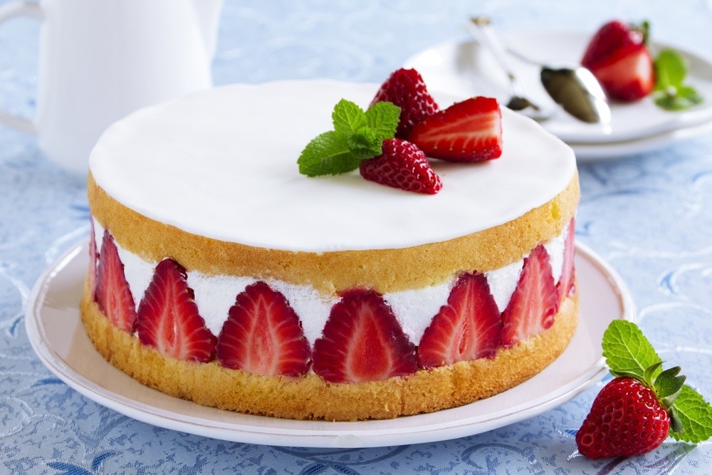 Erdbeertorte mit Biskuit und Sahnecreme