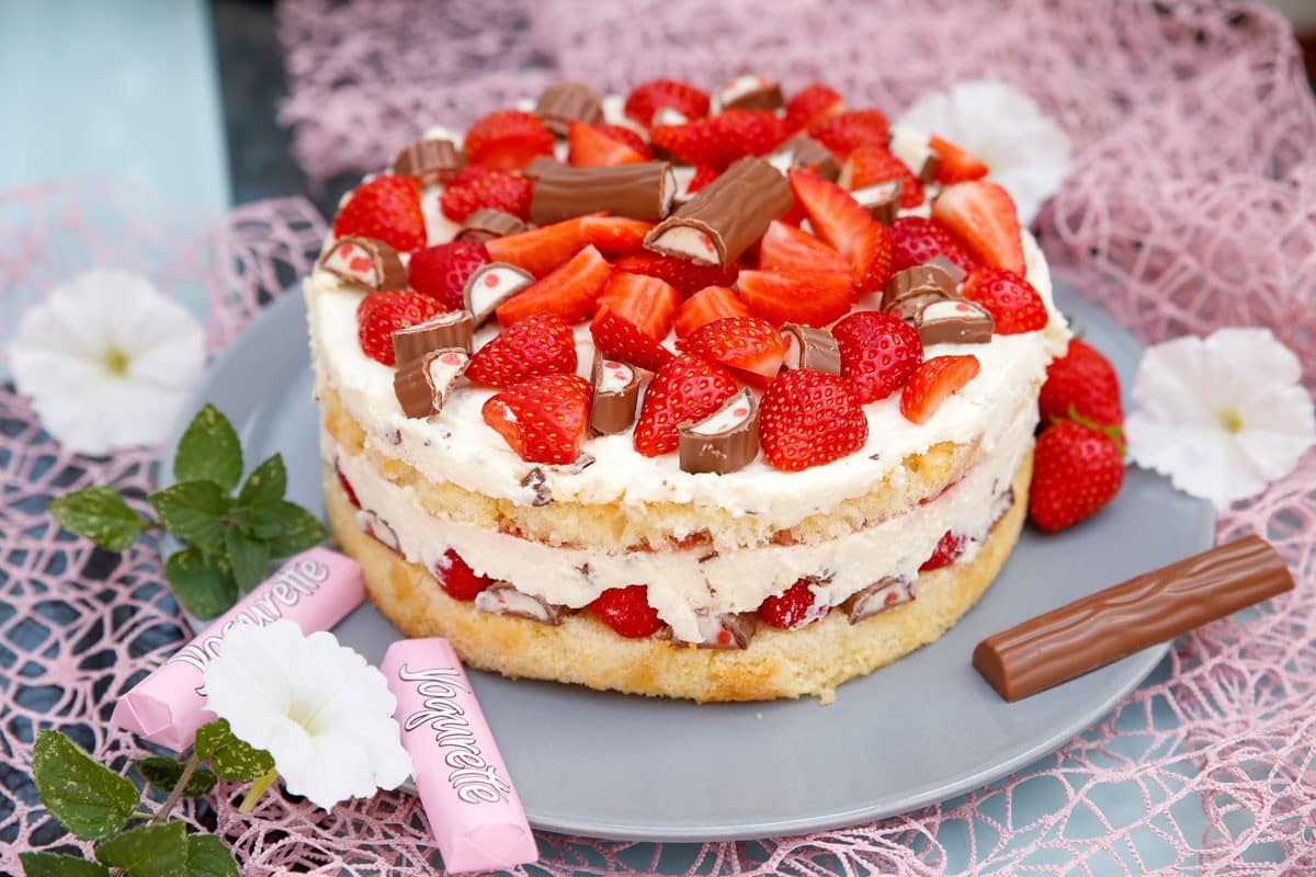Erdbeertorte Ein Cremiger Traum Auf Drei Schichten Erdbeertorte Ein Cremiger Traum Auf Drei Schichten