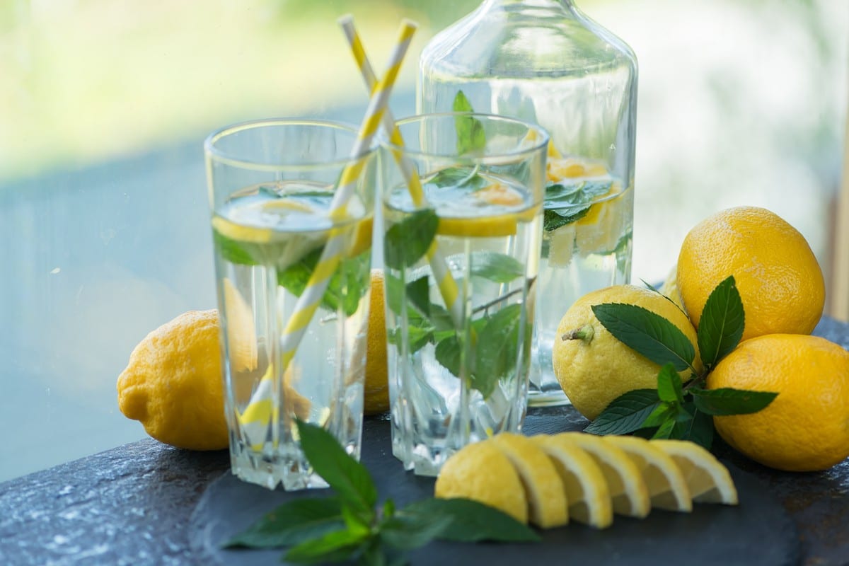 Erfrischende Limonade mit Zitronensaft