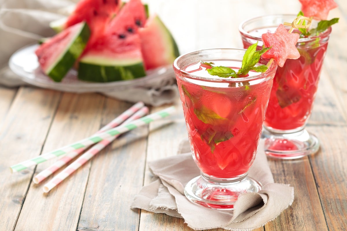 Erfrischende Wassermelonen Limonade mit Eis und Minze