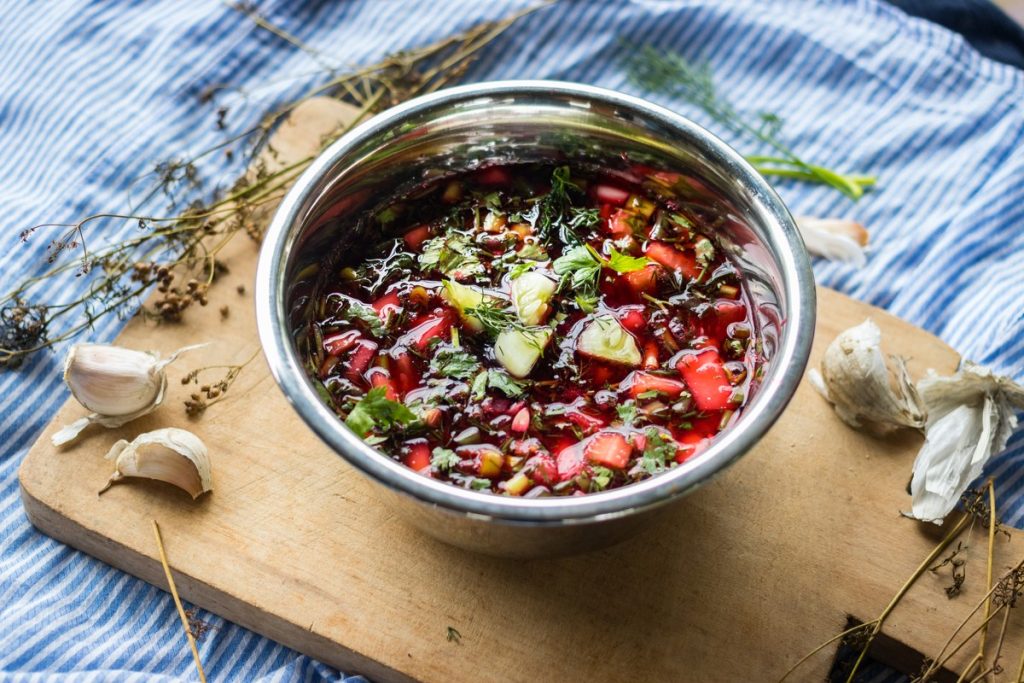 Erfrischende kalte Kirschsuppe mit Gurken und Kräutern