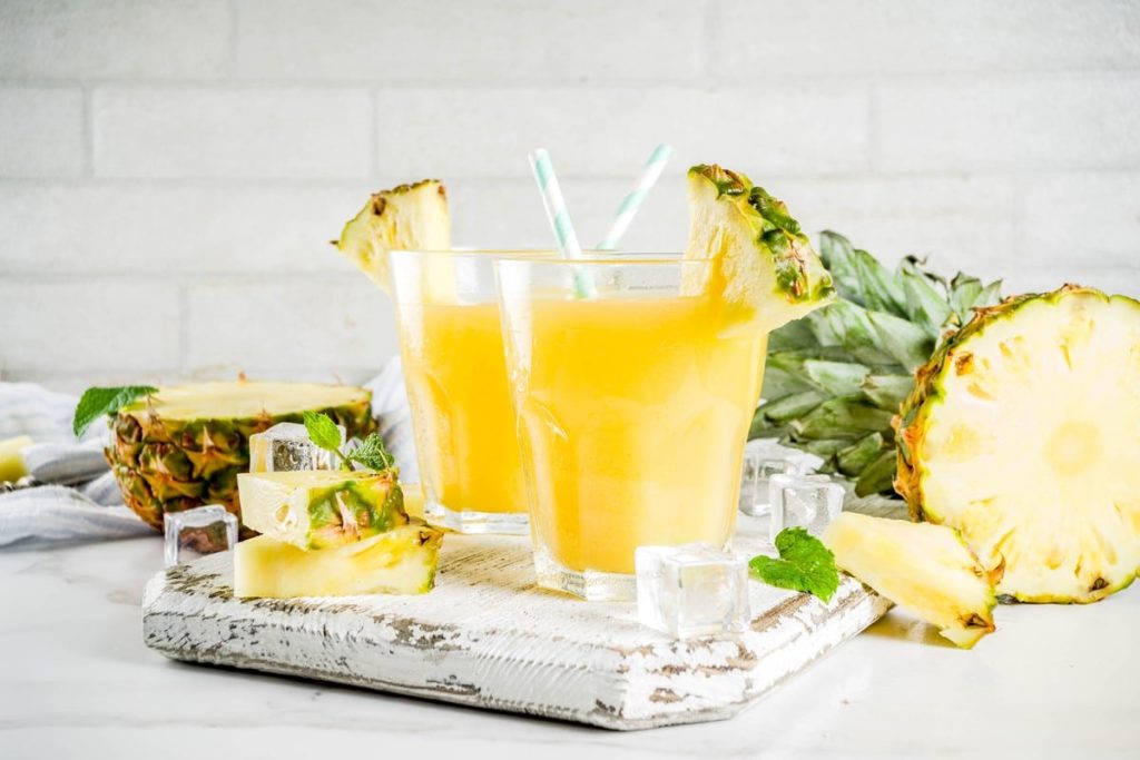 Erfrischender Ananas Cocktail mit Wodka und Zitronensaft