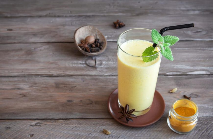 Erfrischender Bananen Cocktail mit Joghurt, Milch und Kardamom