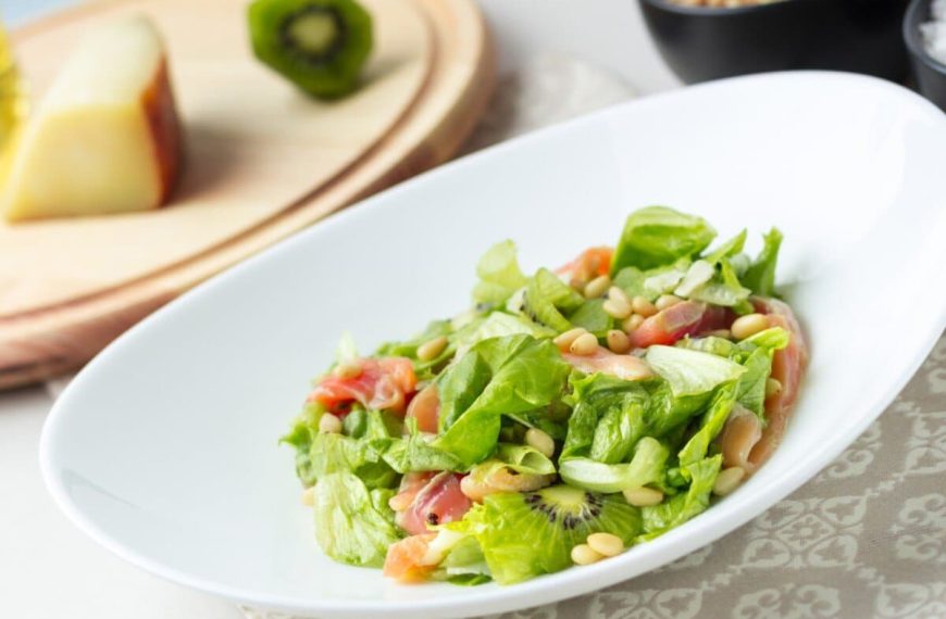 Erfrischender Blattsalat mit Räucherlachs, Kiwi und Honig-Dressing