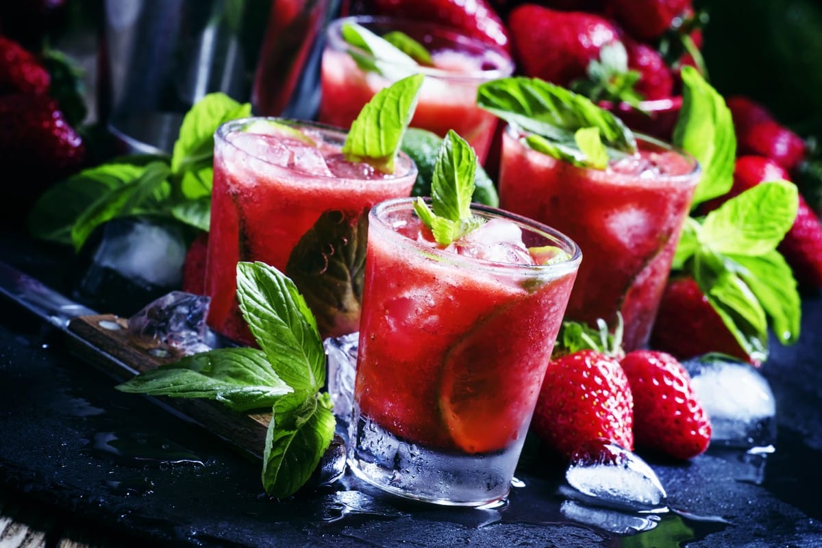 Erfrischender Caipirinha Cocktail mit Erdbeeren und Cachaca