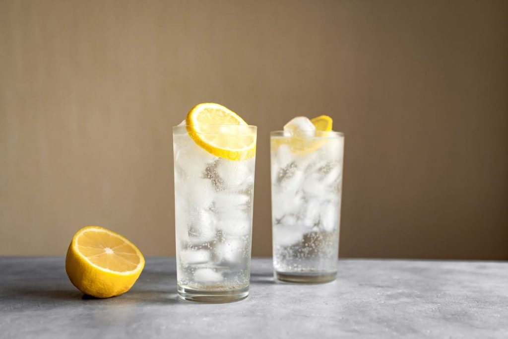 Erfrischender Cocktail Tom Collins mit Gin