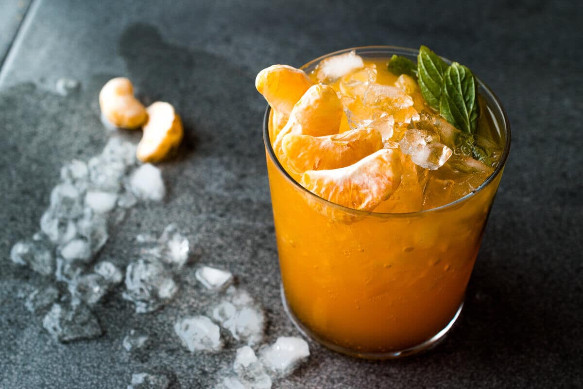 Erfrischender Cocktail mit Mandarinen