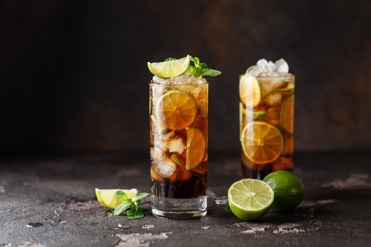 Erfrischender Cuba Libre mit Goldenem Rum