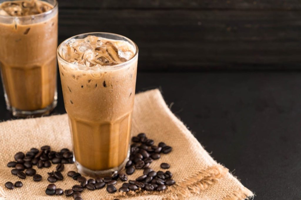 Erfrischender Eiskaffee mit Karamell und gezuckerter Kondensmilch