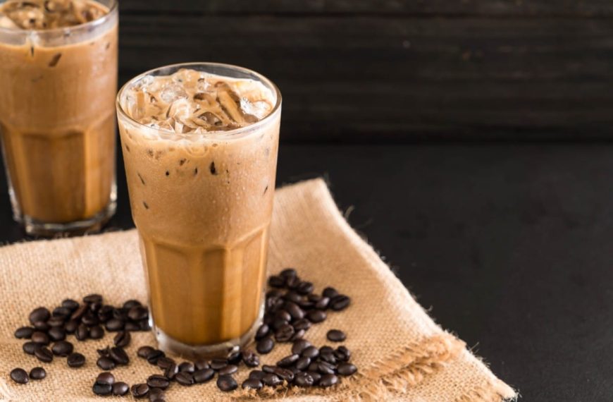 Erfrischender Eiskaffee mit Karamell und gezuckerter Kondensmilch