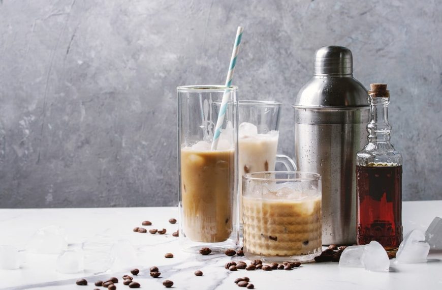 Erfrischender Eiskaffee mit Rum, Sahne und Kaffeelikör
