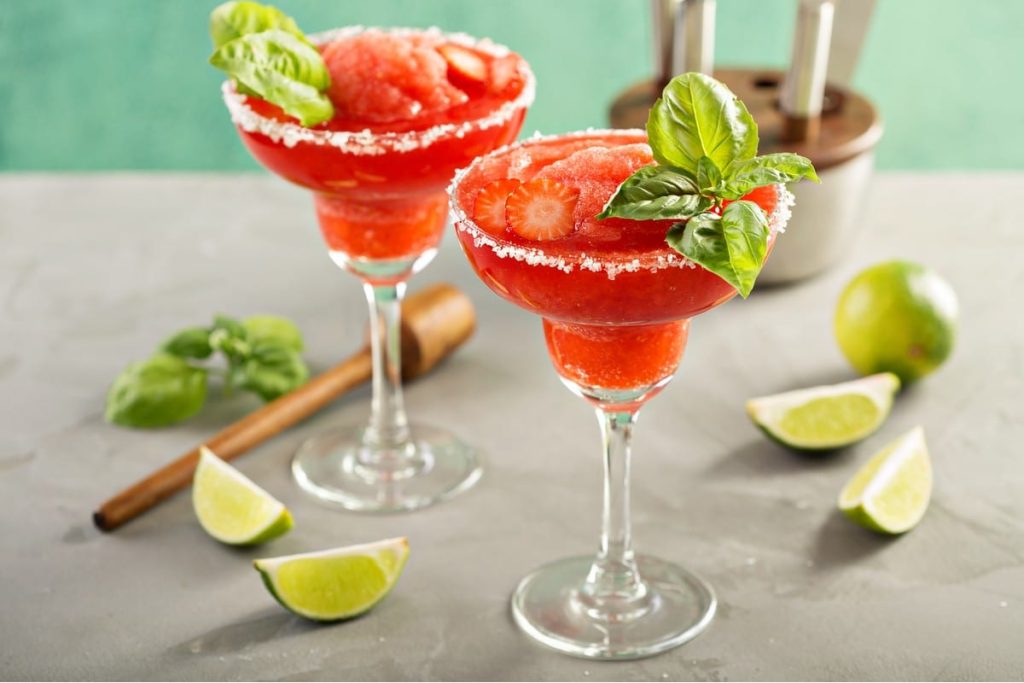 Erfrischender Erdbeer Daiquiri mit weißem Rum und Limettensaft