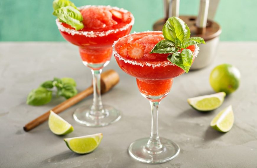 Erfrischender Erdbeer Daiquiri mit weißem Rum und Limettensaft