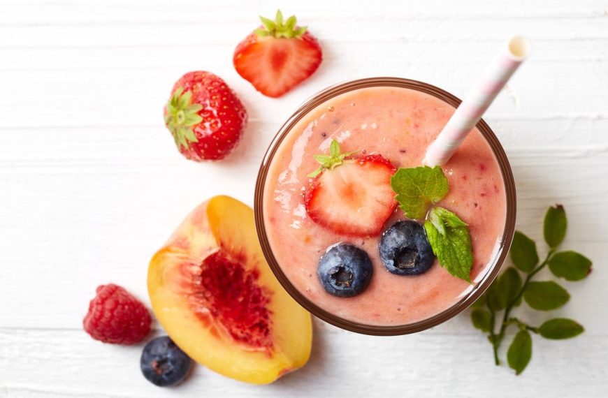 Erfrischender Erdbeer Milchshake mit Pfirsichen selber machen