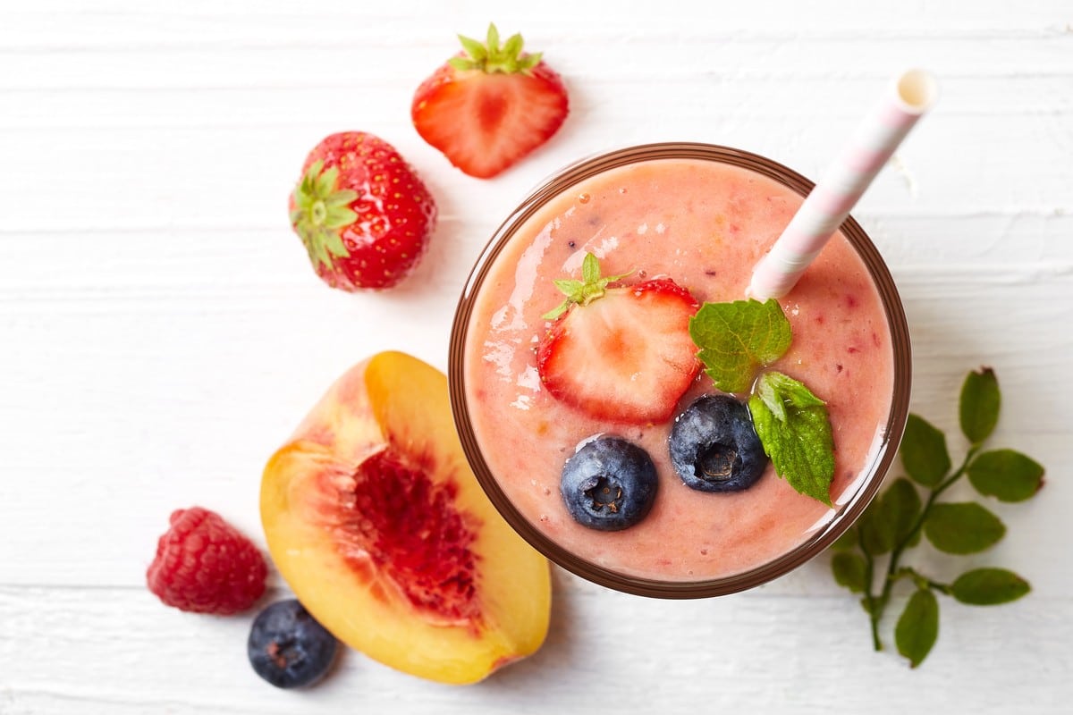 Erfrischender Erdbeer Milchshake mit Pfirsichen selber machen