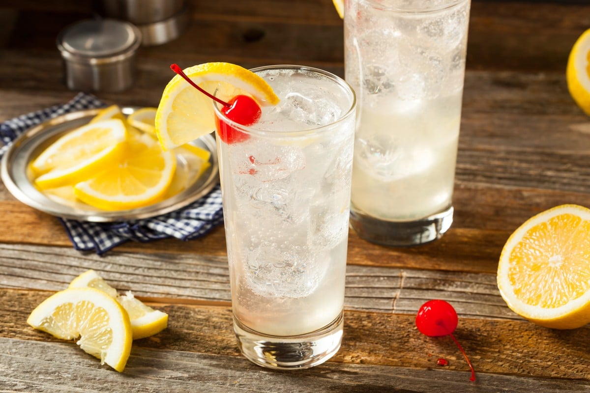 Erfrischender Gin Fizz Cocktail mit Zitronensaft und Eis