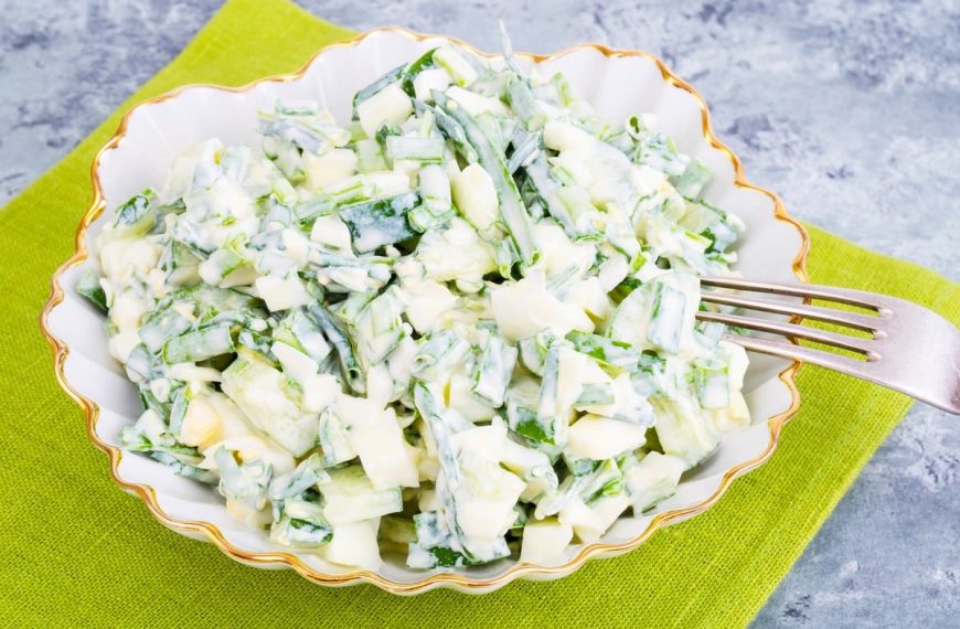 Erfrischender Gurkensalat mit Eiern und Sauerampfer